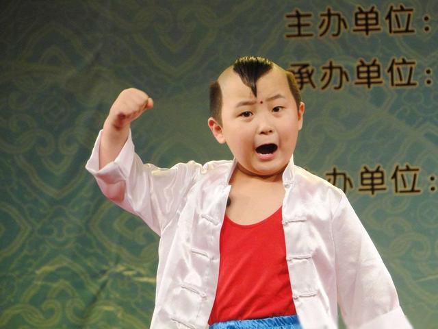 4岁上梨园春,6岁上春晚,9岁不幸早逝,童星邓鸣贺你如何看待?(梨园春少儿总决赛)-第11张图片-九妖电影 4岁上梨园春,6岁上春晚,9岁不幸早逝,童星邓鸣贺你如何看待?(梨园春少儿总决赛)-第11张图片-九妖电影
