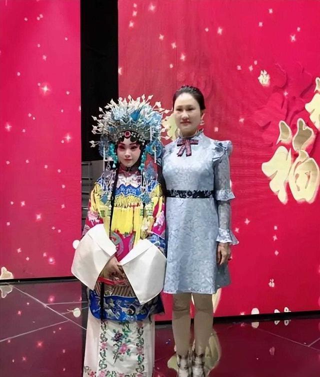 4岁上梨园春,6岁上春晚,9岁不幸早逝,童星邓鸣贺你如何看待?(梨园春少儿总决赛)-第20张图片-九妖电影 4岁上梨园春,6岁上春晚,9岁不幸早逝,童星邓鸣贺你如何看待?(梨园春少儿总决赛)-第20张图片-九妖电影