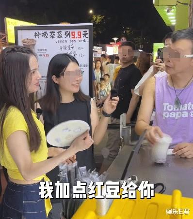 58岁李若彤珠海夜市吃美食,网友负评一面倒:本地人都不去(李若彤的资料)-第7张图片-九妖电影 58岁李若彤珠海夜市吃美食,网友负评一面倒:本地人都不去(李若彤的资料)-第7张图片-九妖电影