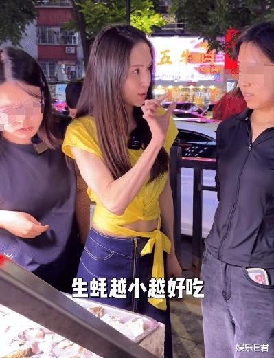 58岁李若彤珠海夜市吃美食,网友负评一面倒:本地人都不去(李若彤的资料)-第3张图片-九妖电影 58岁李若彤珠海夜市吃美食,网友负评一面倒:本地人都不去(李若彤的资料)-第3张图片-九妖电影