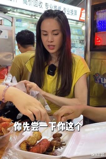 58岁李若彤珠海夜市吃美食,网友负评一面倒:本地人都不去(李若彤的资料)-第4张图片-九妖电影 58岁李若彤珠海夜市吃美食,网友负评一面倒:本地人都不去(李若彤的资料)-第4张图片-九妖电影