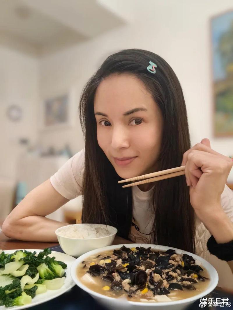 58岁李若彤珠海夜市吃美食,网友负评一面倒:本地人都不去(李若彤的资料)-第15张图片-九妖电影 58岁李若彤珠海夜市吃美食,网友负评一面倒:本地人都不去(李若彤的资料)-第15张图片-九妖电影