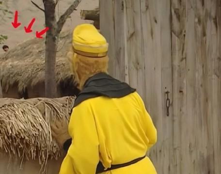 这些“啼笑皆非”的穿帮镜头,如今个个成了经典,你都看过哪些?(盘点那些穿帮镜头)-第16张图片-九妖电影 这些“啼笑皆非”的穿帮镜头,如今个个成了经典,你都看过哪些?(盘点那些穿帮镜头)-第16张图片-九妖电影