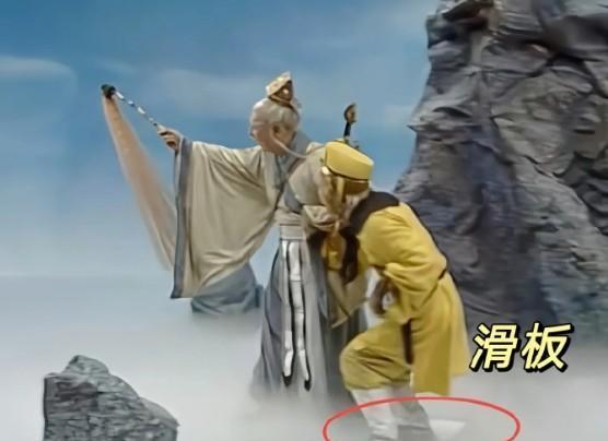 这些“啼笑皆非”的穿帮镜头,如今个个成了经典,你都看过哪些?(盘点那些穿帮镜头)-第15张图片-九妖电影 这些“啼笑皆非”的穿帮镜头,如今个个成了经典,你都看过哪些?(盘点那些穿帮镜头)-第15张图片-九妖电影