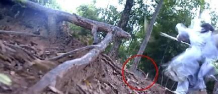 这些“啼笑皆非”的穿帮镜头,如今个个成了经典,你都看过哪些?(盘点那些穿帮镜头)-第21张图片-九妖电影 这些“啼笑皆非”的穿帮镜头,如今个个成了经典,你都看过哪些?(盘点那些穿帮镜头)-第21张图片-九妖电影