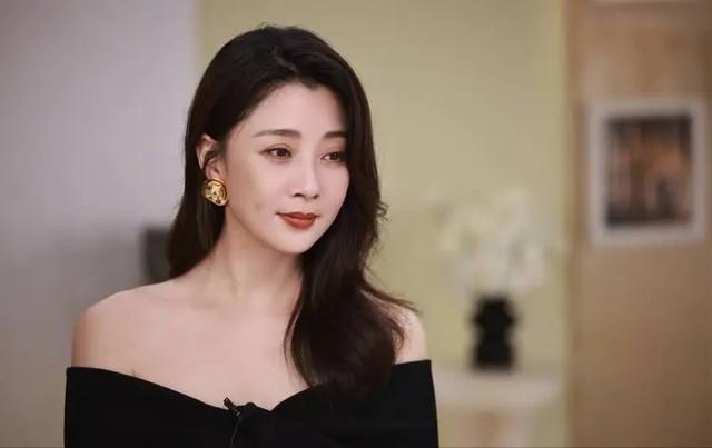 《小夫妻》定档央八,本是冲着殷桃去的,却被40岁女二号吸引了(小夫妇组合)-第6张图片-九妖电影 《小夫妻》定档央八,本是冲着殷桃去的,却被40岁女二号吸引了(小夫妇组合)-第6张图片-九妖电影