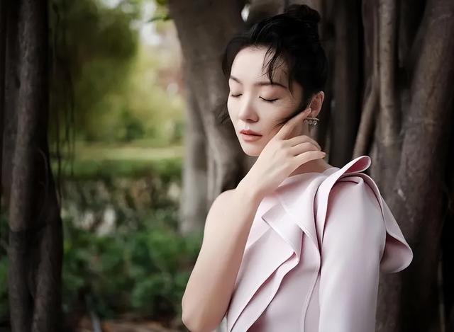 《小夫妻》定档央八,本是冲着殷桃去的,却被40岁女二号吸引了(小夫妇组合)-第32张图片-九妖电影 《小夫妻》定档央八,本是冲着殷桃去的,却被40岁女二号吸引了(小夫妇组合)-第32张图片-九妖电影
