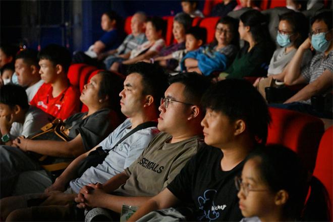 《仙女鸟飞过的夏天》首映 众主创谈“戒网”生活（仙女飞古装图片）-第7张图片-九妖电影