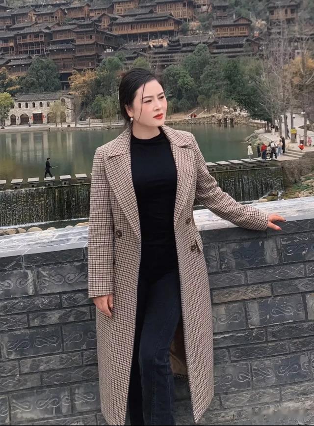 丰腴温柔美女，举止优雅，从容大方！（丰腴什么成语）-第19张图片-九妖电影