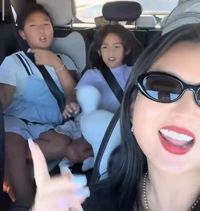 何洁大方晒儿女,大女儿身材圆润,与妹妹颜值差距大,本人却瘦了(何洁现状老公)-第8张图片-九妖电影 何洁大方晒儿女,大女儿身材圆润,与妹妹颜值差距大,本人却瘦了(何洁现状老公)-第8张图片-九妖电影