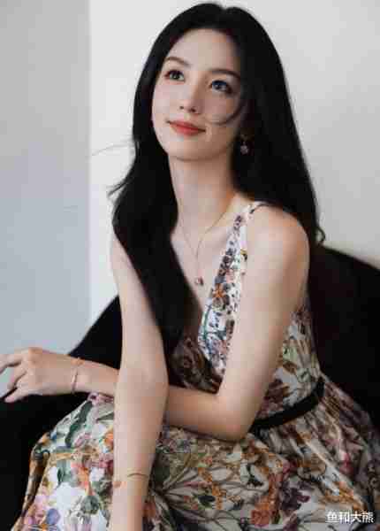 张婧仪人设崩塌？被知名男主编搂肩出门遭嘲，背靠周迅陈坤也无用（张婧仪1921剧照）-第1张图片-九妖电影
