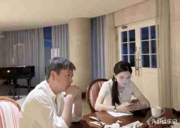 杨钰莹前男友近照曝出！52岁赖文峰穿白衬衫很潇洒，29岁妻子美呆了（杨钰莹为什么不跟赖文峰结婚）-第7张图片-九妖电影