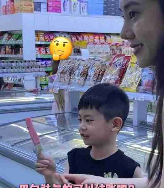 秋瓷炫瘦成排骨胸，带儿子逛超市言语引争议，网友：父子关系堪忧（秋瓷炫身材是如何保持）-第2张图片-九妖电影