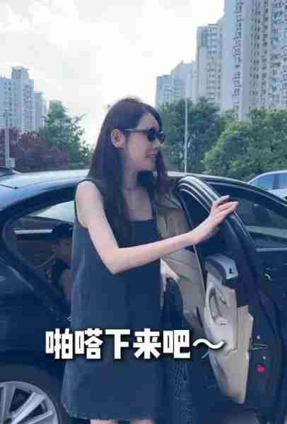 秋瓷炫瘦成排骨胸，带儿子逛超市言语引争议，网友：父子关系堪忧（秋瓷炫身材是如何保持）-第3张图片-九妖电影