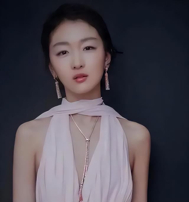 这医美做得也太残忍了!以前那个有独特辨识度的周冬雨哪去了?(周冬雨真漂亮)-第10张图片-九妖电影 这医美做得也太残忍了!以前那个有独特辨识度的周冬雨哪去了?(周冬雨真漂亮)-第10张图片-九妖电影