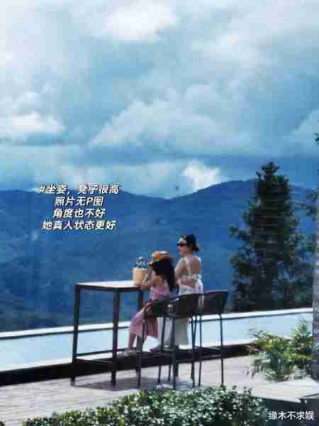 霍思燕母女喝下午茶，真人90斤大秀美背，女儿也是时髦精！（霍思燕老）-第1张图片-九妖电影