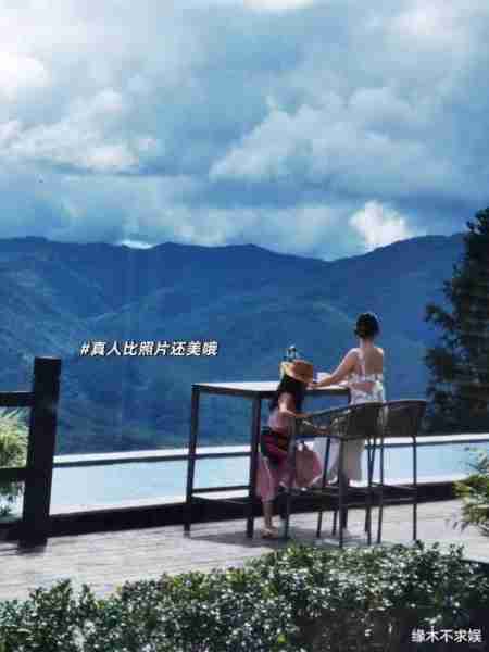 霍思燕母女喝下午茶，真人90斤大秀美背，女儿也是时髦精！（霍思燕老）-第3张图片-九妖电影