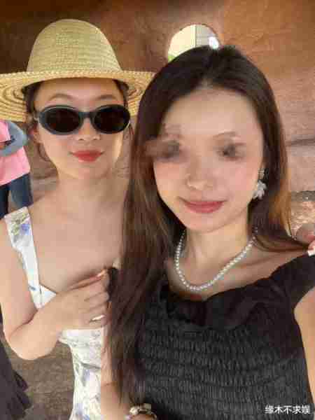 霍思燕母女喝下午茶，真人90斤大秀美背，女儿也是时髦精！（霍思燕老）-第6张图片-九妖电影