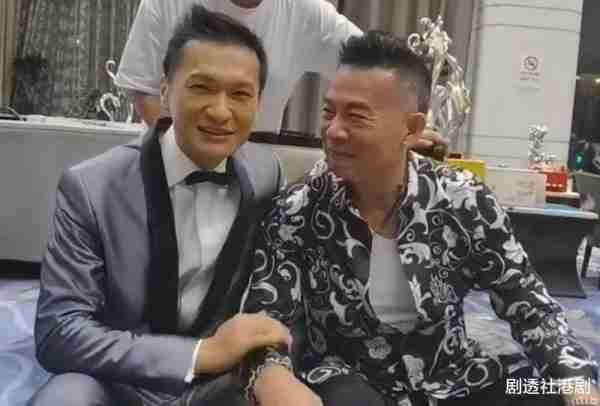香港知名男星一甩病容，颜值回春变帅大叔，患自闭症儿子成绩出众（香港明星自闭症的儿子摘帽了吗）-第4张图片-九妖电影