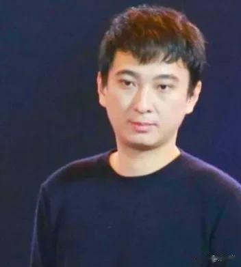 王思聪与女友懒懒东京街头被偶遇，懒懒挽着王思聪的胳膊好恩爱！（王思聪怂了）-第1张图片-九妖电影