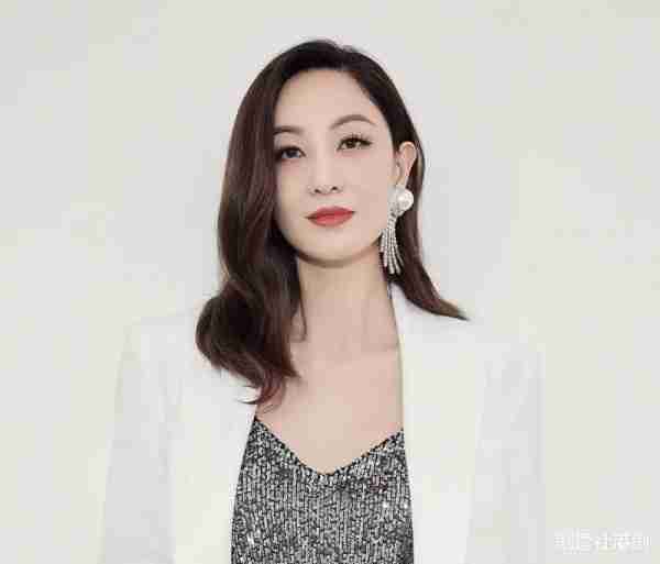 知名港星举家搬离上海，宣布重回香港生活，努力教女儿认繁体字（住上海的香港明星）-第1张图片-九妖电影