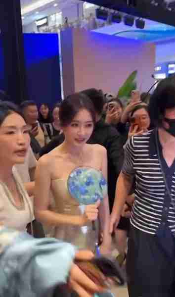 秦岚苏州商场出席活动，完美身材藏不住，扇子和词卡一直放在胸前（秦岚个人）-第2张图片-九妖电影