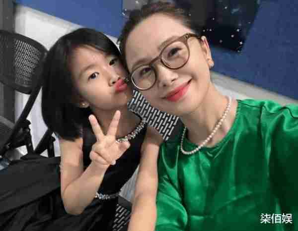 鄢颇与妻女幸福合拍，李呈媛大病后首登台，与女儿四手联弹好有爱（鄢颇婚史）-第6张图片-九妖电影