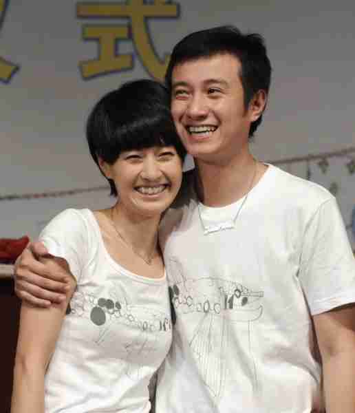 马伊琍文章离婚后首次一家四口合影！一家人笑的很甜，画面很养眼（马伊琍和文章是哪年结婚的）-第3张图片-九妖电影
