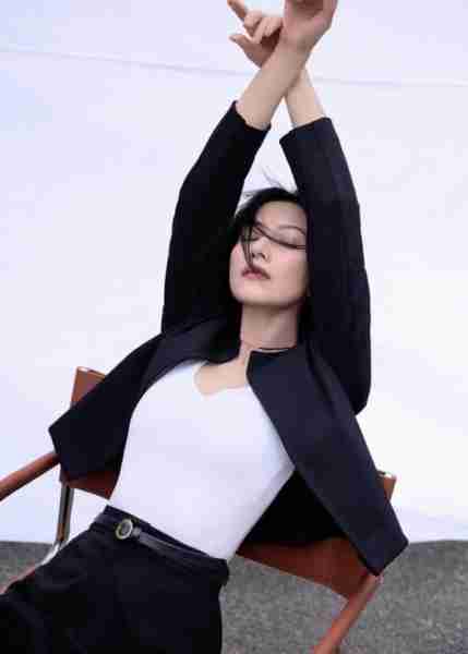 高圆圆黑色套裙勾勒曼妙身姿，张张美如天仙下凡的女神已上线。（高圆圆怎么一下子老了）-第3张图片-九妖电影