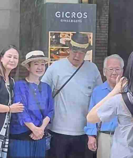 67岁张铁林陪59岁女友游日本,戴情侣帽街头合照,相恋十年好恩爱(张铁林妻子叫什么名字来着)-第3张图片-九妖电影 67岁张铁林陪59岁女友游日本,戴情侣帽街头合照,相恋十年好恩爱(张铁林妻子叫什么名字来着)-第3张图片-九妖电影