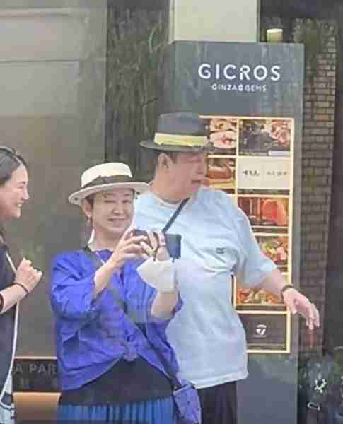 67岁张铁林陪59岁女友游日本,戴情侣帽街头合照,相恋十年好恩爱(张铁林妻子叫什么名字来着)-第4张图片-九妖电影 67岁张铁林陪59岁女友游日本,戴情侣帽街头合照,相恋十年好恩爱(张铁林妻子叫什么名字来着)-第4张图片-九妖电影
