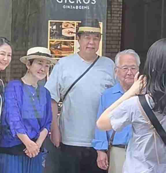 67岁张铁林陪59岁女友游日本,戴情侣帽街头合照,相恋十年好恩爱(张铁林妻子叫什么名字来着)-第2张图片-九妖电影 67岁张铁林陪59岁女友游日本,戴情侣帽街头合照,相恋十年好恩爱(张铁林妻子叫什么名字来着)-第2张图片-九妖电影