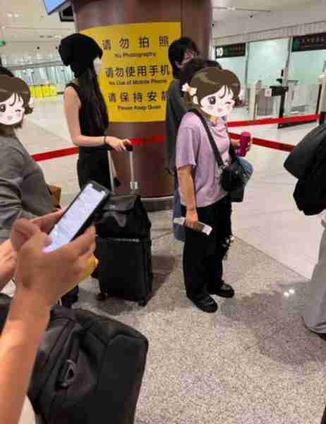 偶遇王菲送李嫣去英国留学，18岁李嫣打扮时髦有范，和妈妈一样高（李嫣是王菲和谁的女儿）-第3张图片-九妖电影