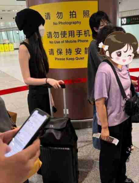 偶遇王菲送李嫣去英国留学，18岁李嫣打扮时髦有范，和妈妈一样高（李嫣是王菲和谁的女儿）-第4张图片-九妖电影
