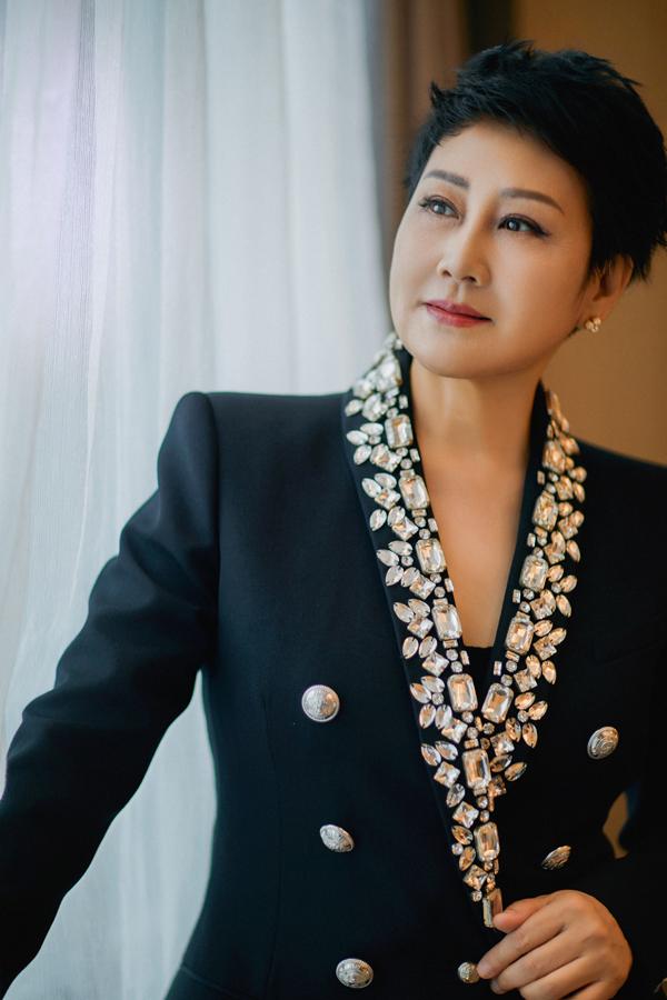 凯丽亮相文荣奖颁发最佳男演员 献唱“一路凯歌”音乐会深情感人(歌曲凯丽唱的那一首老歌视频播放大全)-第3张图片-九妖电影 凯丽亮相文荣奖颁发最佳男演员 献唱“一路凯歌”音乐会深情感人(歌曲凯丽唱的那一首老歌视频播放大全)-第3张图片-九妖电影