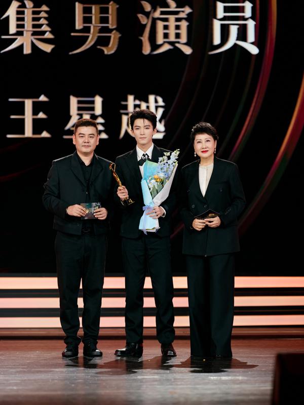 凯丽亮相文荣奖颁发最佳男演员 献唱“一路凯歌”音乐会深情感人(歌曲凯丽唱的那一首老歌视频播放大全)-第2张图片-九妖电影 凯丽亮相文荣奖颁发最佳男演员 献唱“一路凯歌”音乐会深情感人(歌曲凯丽唱的那一首老歌视频播放大全)-第2张图片-九妖电影