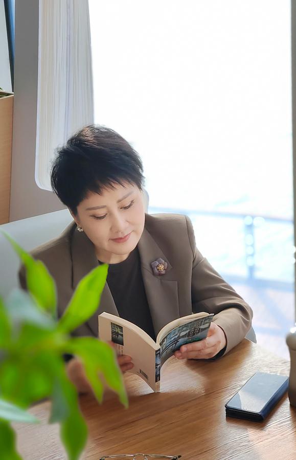凯丽亮相文荣奖颁发最佳男演员 献唱“一路凯歌”音乐会深情感人(歌曲凯丽唱的那一首老歌视频播放大全)-第7张图片-九妖电影 凯丽亮相文荣奖颁发最佳男演员 献唱“一路凯歌”音乐会深情感人(歌曲凯丽唱的那一首老歌视频播放大全)-第7张图片-九妖电影