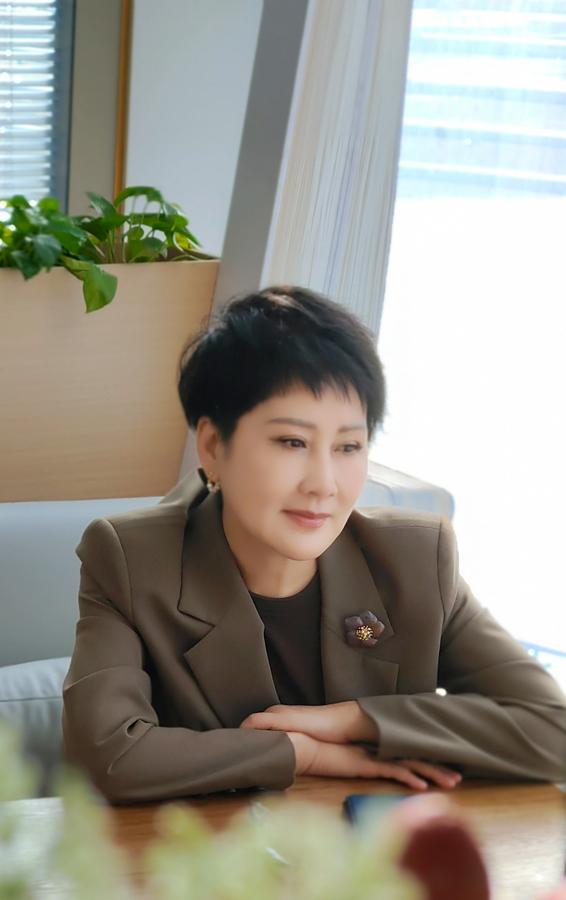 凯丽亮相文荣奖颁发最佳男演员 献唱“一路凯歌”音乐会深情感人(歌曲凯丽唱的那一首老歌视频播放大全)-第8张图片-九妖电影 凯丽亮相文荣奖颁发最佳男演员 献唱“一路凯歌”音乐会深情感人(歌曲凯丽唱的那一首老歌视频播放大全)-第8张图片-九妖电影