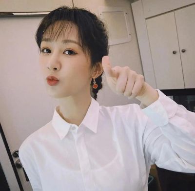 杨紫32岁生日宴：优雅时尚与温馨祝福的浪漫派对-第1张图片-九妖电影