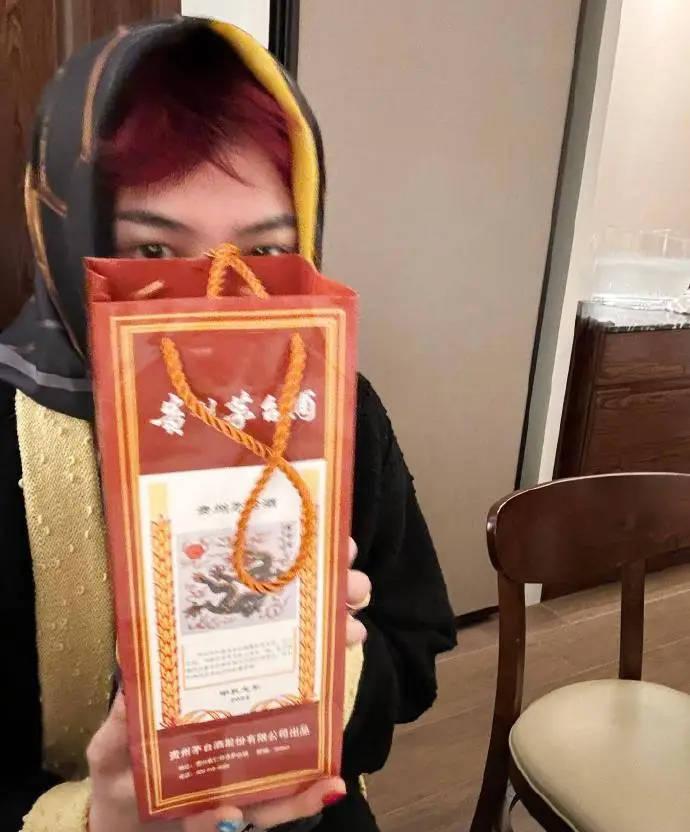权志龙晒茅台酒 用酒挡住半张脸-第1张图片-九妖电影