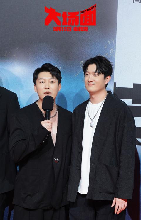 电影《大场面》路演走进阿那亚海浪电影周 主创携亲友走红毯-第4张图片-九妖电影