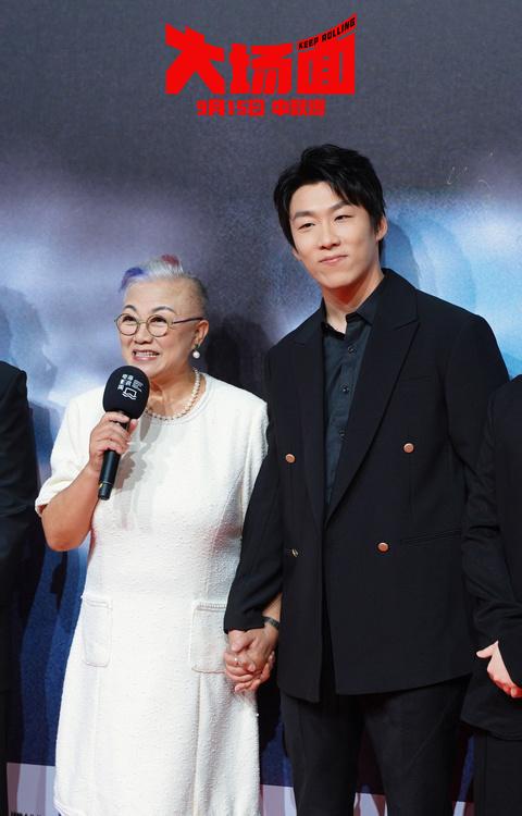 电影《大场面》路演走进阿那亚海浪电影周 主创携亲友走红毯-第7张图片-九妖电影