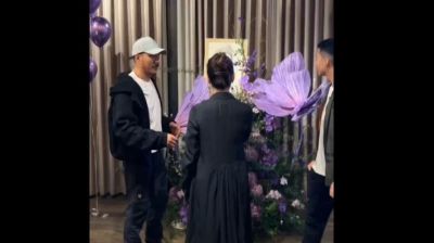 胡军一家为母亲庆祝85岁大寿，母子情深幸福满溢-第1张图片-九妖电影