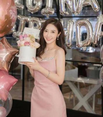 TVB准妈妈何依婷与麦明诗同框出席，共享怀孕喜讯-第1张图片-九妖电影