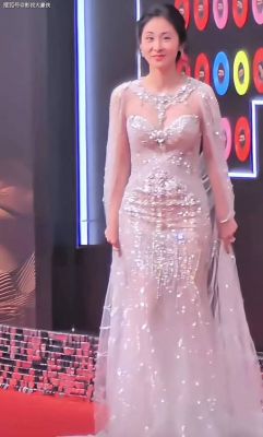 张碧晨复出活动风波：昔日女神为何成“时尚灾难”？-第1张图片-九妖电影