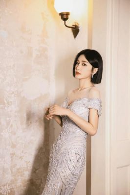 秦岚性感写真集：火辣身材与妩媚风情尽展-第1张图片-九妖电影