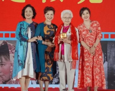 同龄却差异明显：斯琴高娃与刘晓庆的红毯对比引热议-第1张图片-九妖电影