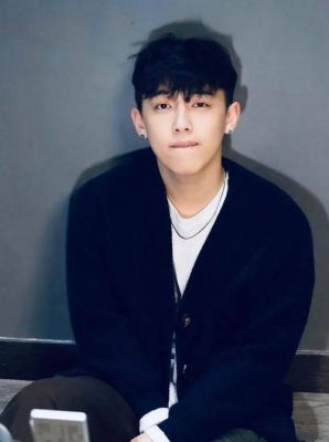李克勤之子李立仁大学录取喜讯引发颜值热议，内涵教育成焦点-第1张图片-九妖电影