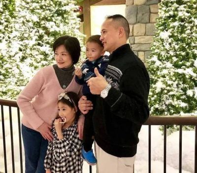 李小鹏一家低调旅行，女儿奥莉优雅成长引关注-第1张图片-九妖电影