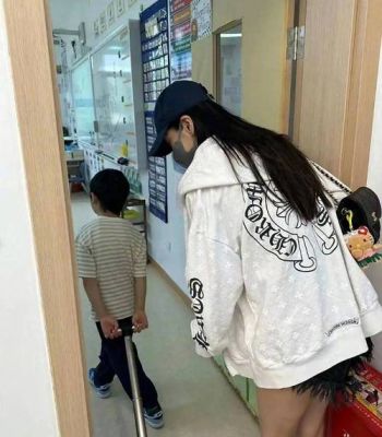 Angelababy携儿子出游，呼吁保护中华白海豚，时尚魅力引关注-第1张图片-九妖电影